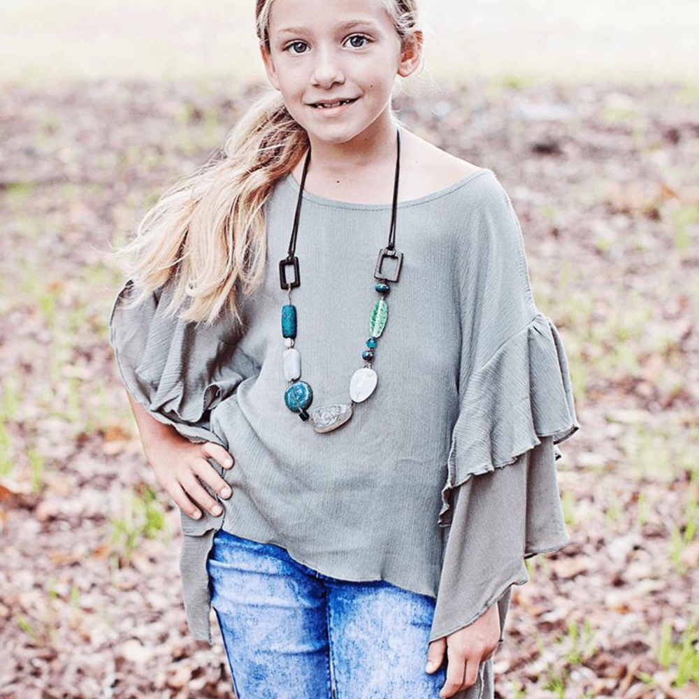 🌸Girls boutique Bat wing top in sage